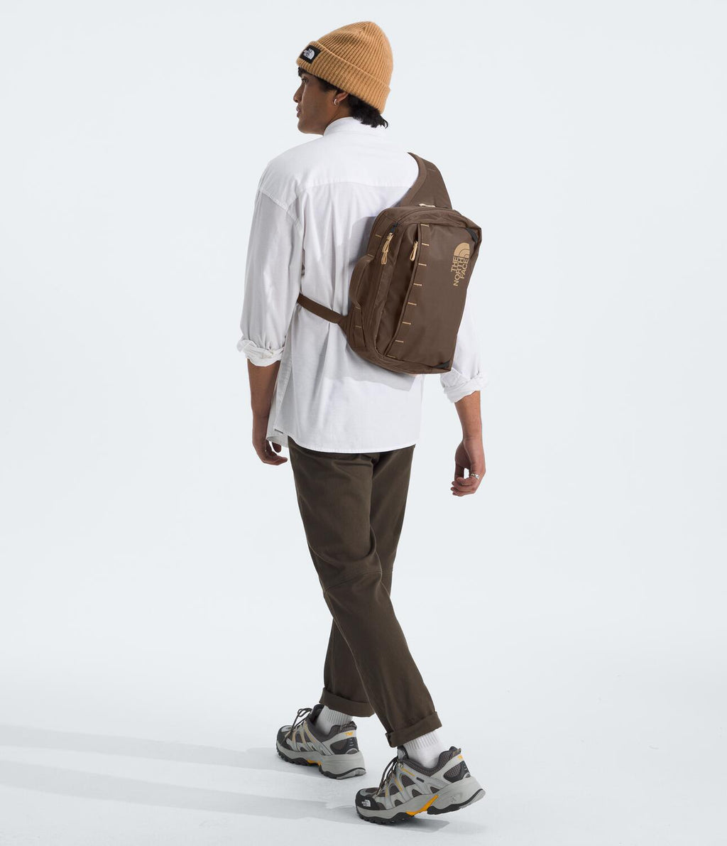 Mochila Base Camp Voyager Sling Unisex, Café